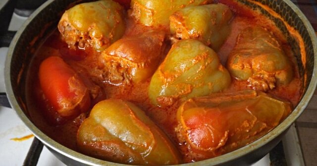 Faszerowana papryka w sosie pomidorowym