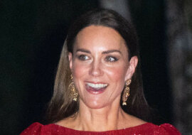 Elegancka wieczorowa kreacja Kate Middleton - jedwabna sukienka w bardzo nietypowym kolorze
