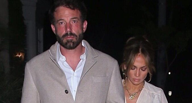 Przytulne ponczo i rozkloszowane dżinsy: Jennifer Lopez na randce z Benem Affleckiem