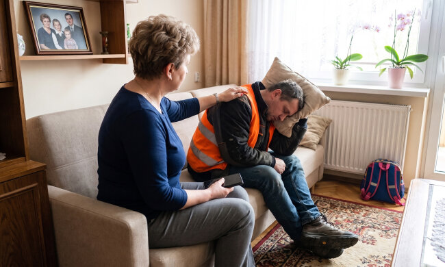 Po śmierci męża sprzedałam działkę pod Grodziskiem i dałam synowi osiemdziesiąt tysięcy na dom. W październiku miałam w Warszawie kolonoskopię w znieczuleniu i poprosiłam, żeby mnie odebrał, bo samej nie wypuszczą