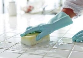 Woda utleniona do czyszczenia fug w łazience. Super sposób za grosze