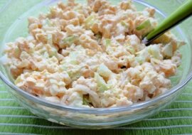 Sałatka makaronowa z ogórkiem i kukurydzą. Szybki przepis