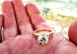 Spacerując po plaży, dziewczyna znalazła złoty pierścionek. Nie można uwierzyć w to, co stało się później