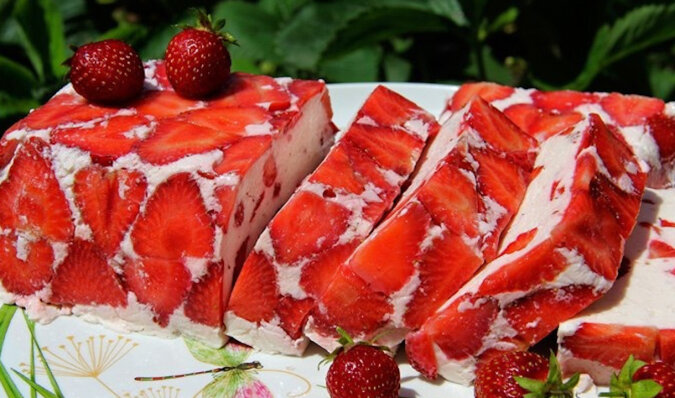 Letni deser dla miłośników słodyczy - galaretka truskawkowa