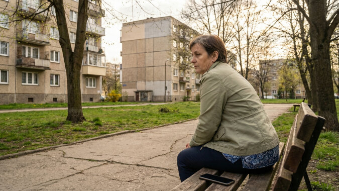 Zięć poprosił, żebym dołożyła się do ich kredytu - trzydzieści tysięcy, "bo bank wymaga większego wkładu". Dałam. Po dwóch miesiącach córka powiedziała mi, żebym nie przyjeżdżała bez zapowiedzi