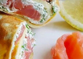 Roladka jajeczna z łososiem i twarogiem: królewskie śniadanie