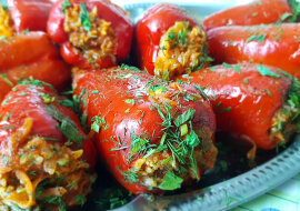 Nadziewane papryki po turecku. Robią się bez mięsa, a wychodzą  smaczniej
