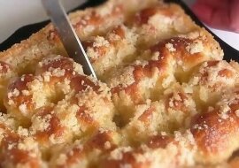 Ciasto drożdżowe „cukrowe”: bardzo proste i pyszne