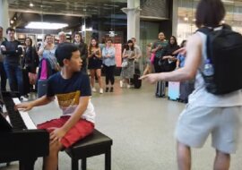 Niesamowity występ chłopca. Zagrał Bohemian Rhapsody na prośbę przechodniów i zrobił to świetnie