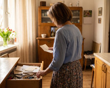 Na studia medyczne córki nie dał złotówki - "po co babie tyle szkoły". Wykształciłyśmy się same: ja na dwóch etatach, ona na stypendium. W zeszłym miesiącu trafił z sercem na jej oddział. Przy obchodzie poznał ją. Ona jego też