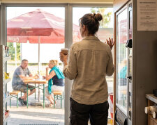 Zatrzymałam się na stacji pod Piotrkowem po drodze z działki. Przy stoliku siedział mój mąż z kobietą w moim szaliku - tym z Turcji, który "zgubił się na lotnisku" dwa lata temu
