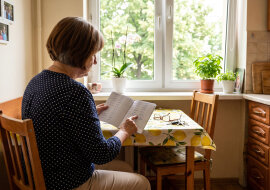 Mama umarła w maju. Przy zamykaniu jej książeczki w PKO urzędniczka powiedziała, że jest dyspozycja na wypadek śmierci: czterdzieści dwa tysiące dla Bożeny K. To była żona mojego brata