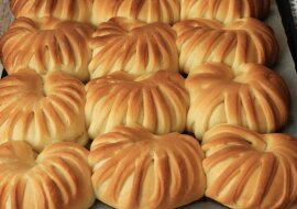 Bułeczki twarogowe. Bułeczki okazują się puszyste, mięciutkie i rumiane