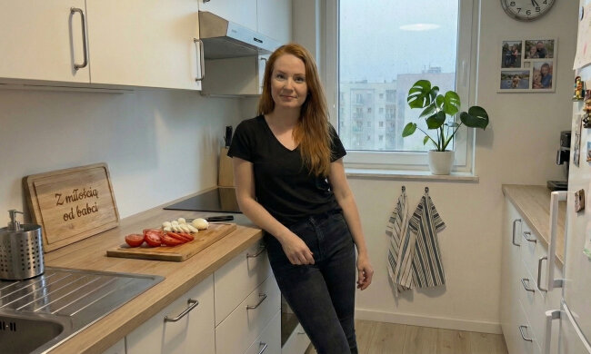 Wróciłam wcześniej z pracy i usłyszałam jej śmiech w naszej kuchni.