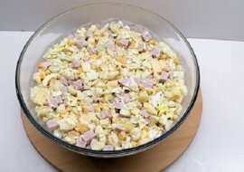 Tania oraz szybka w wykonaniu rewelacyjna sałatka z makaronem. Pycha