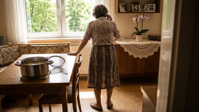 Syn zadzwonił do mnie z kieszeni - telefon wybrał sam. Przez cztery minuty słuchałam, jak tłumaczy żonie, że kredyt trzeba brać teraz, bo "mama pociągnie jeszcze z dziesięć lat, a mieszkanie i tak będzie nasze"
