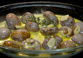 Delikatne pieczarki w aromatycznym sosie kremowym z czosnkiem