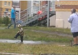 Babcia spacerowała z wnukiem, a na ich drodze pojawiła się kałuża. Dawno się tak nie śmiałam