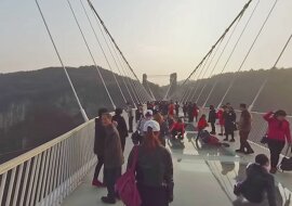 Skoki na bungee z 260 metrów: rozrywka w Chinach