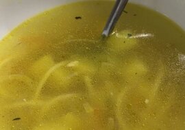 Jak pozbyć się piany i tłuszczu z powierzchni bulionu. Zobacz