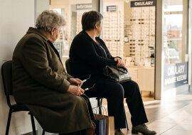 Mama od trzech lat mieszka u brata, "niczego jej tam nie brakuje". W październiku poprosiła, żebym zapłaciła za jej nowe okulary. W kolejce do optyka powiedziała, że emeryturę od dwóch lat odbiera Romek, a jej daje sto złotych na tacę