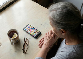 Synowa wrzuciła na Facebooka zdjęcia z urodzin wnuka. Była cała rodzina - jej mama, jej siostra, koleżanki. Mnie nikt nie zaprosił. Syn napisał wieczorem: "Mamo, to był taki mały rodzinny obiad, nie chcieliśmy cię fatygować"