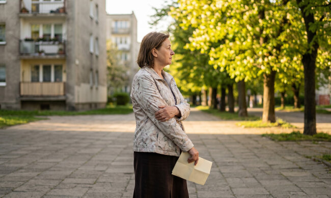 Trzydzieści lat nie cierpiałam kobiety, dla której mąż nas zostawił. Wczoraj spotkałam ją w aptece - stara, sama, z koszykiem pełnym leków. Powiedziała, że odszedł od niej po dwóch latach, tak samo jak ode mnie