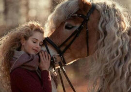 Klacz i jej właścicielka wyglądają jak urocze bliźniaczki