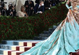 Zmieniająca się kreacja Blake Lively od Donatelli Versace zachwyciła wszystkich na Met Gala 2022