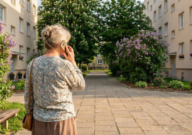 Pożyczyłam synowej dwanaście tysięcy na meble do nowego mieszkania. Kiedy po roku zapytałam o zwrot, syn zadzwonił wieczorem i powiedział: "Mamo, nie rób nam wstydu przy ludziach"