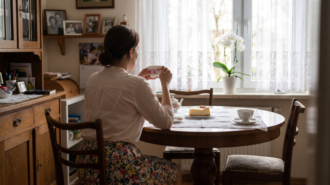 Na opiekunkę dla mamy składamy się we trójkę po pięćset, przelewem do brata - on "wszystko ogarnia". W czwartek pani Switłana przy herbacie westchnęła, że osiemset miesięcznie to dziś mało, ale mama miła