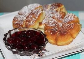 Gotują się szybko i zjadają się również natychmiast: bułeczki na kefirze