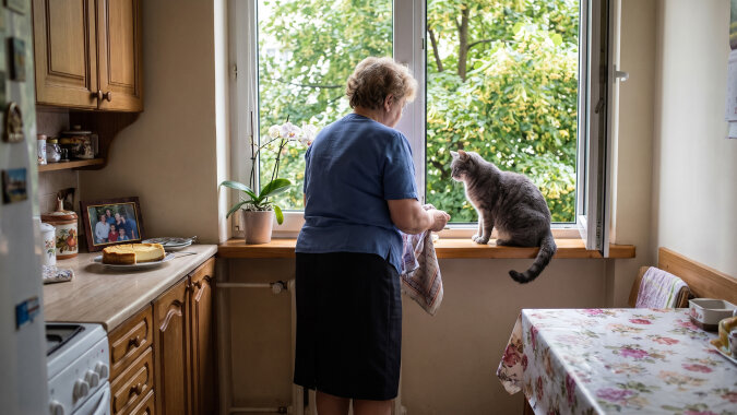 Syn zostawił mi kota "tylko na czas przeprowadzki, mamo, dwa tygodnie". To było przed Wielkanocą. Kupuję już szósty worek żwirku. W niedzielę wnuczka powiedziała przy obiedzie, że tata Filemona nie zabierze, "bo w nowym mieszkaniu są jasne kanapy"
