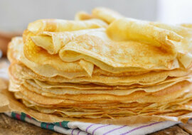 Cienkie drożdżowe naleśniki na mleku z dziurkami