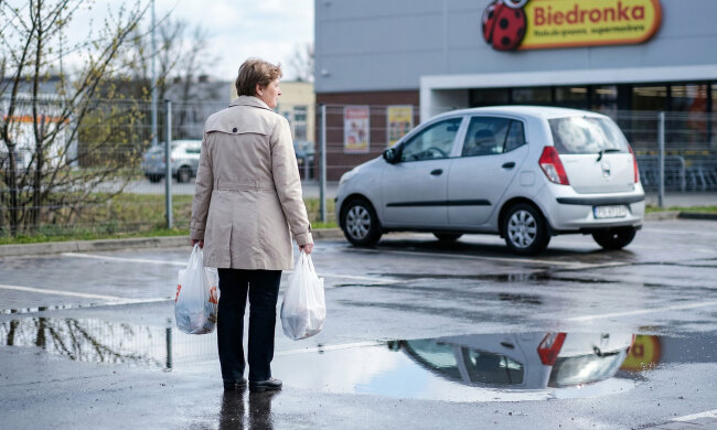 Mama przepisała działkę na siostrę, bo miała trudniej. Ja się zgodziłam, bo rodzice prosili. Teraz siostra ją sprzedała. Kiedy powiedziałam mamie, usłyszałam: "Nie bądź zazdrosna, ty zawsze sobie radzisz"
