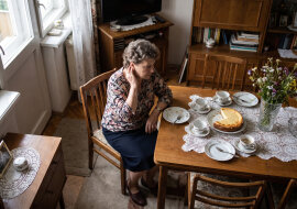Córka wyrzucała mi przy ludziach, że "nic nie słyszysz, mamo, wstyd", ale na aparat "szkoda teraz, drogie to". Kupiłam sama - mały, za uchem, pod włosami go nie widać. Nikomu nie powiedziałam