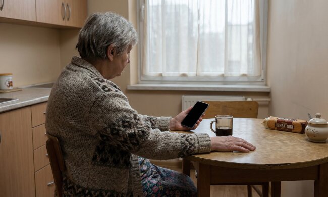 Wnuczka ma 16 lat i nigdy do mnie nie dzwoni. Wczoraj zadzwoniła. Myślałam, że w końcu chce pogadać - a ona zapytała, czy mogę przelać jej pieniądze na telefon, bo mama nie chce