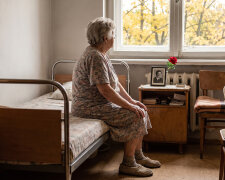 Mama mieszka u brata "na wszystkim gotowym". W październiku poprosiła, żebym kupiła jej buty na zimę, bo nie chce prosić Wojtka. Przy herbacie wyszło, że całą emeryturę oddaje co miesiąc jemu. Na buty prosi mnie