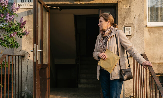 Mama zmarła w lutym. Sprzątając jej szafę, znalazłam kopertę z napisem "Nie otwieraj przy ojcu". Ojciec nie żył od dwunastu lat