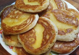 Wspaniałe placuszki na kefirze z jabłkiem na śniadanie