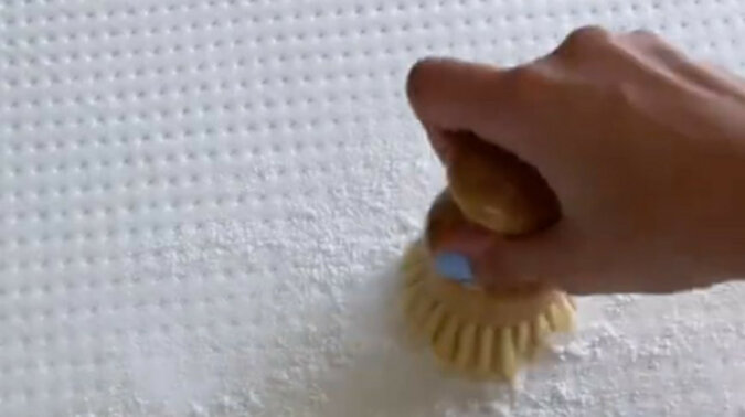 Blogerka pokazała prosty i skuteczny sposób na usunięcie plam z materaca. Wideo
