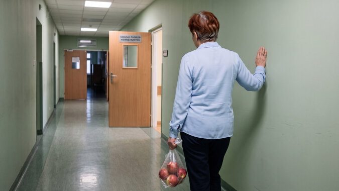Mąż odszedł do młodszej piętnaście lat temu. W piątek zadzwoniła pielęgniarka ze szpitala w Płocku: przywieźli go karetką, a jedyny kontakt alarmowy w jego telefonie to "żona" - mój numer. Po piętnastu latach nadal mój