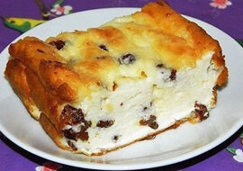 Aromatyczna, delikatna twarogowa zapiekanka z rodzynkami według rodzinnego przepisu