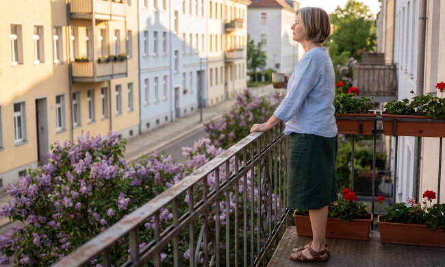 Sąsiadka z dawnego osiedla zaczepiła mnie w Rossmannie i pogratulowała wnuczki - widuje męża we wtorki, jak odbiera małą z przedszkola przy Polnej, "cały dziadek". Nasze wnuki mieszkają w Gdyni, najmłodszy zdaje w tym roku maturę