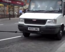 Dziewczyna za pomocą włosów zaciągnęła samochód na stację benzynową. Wideo