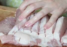 Przygotowuję marynatę, kroję warzywa i mięso. Po 45 minutach cieszę się nieziemskim smakiem tego dania