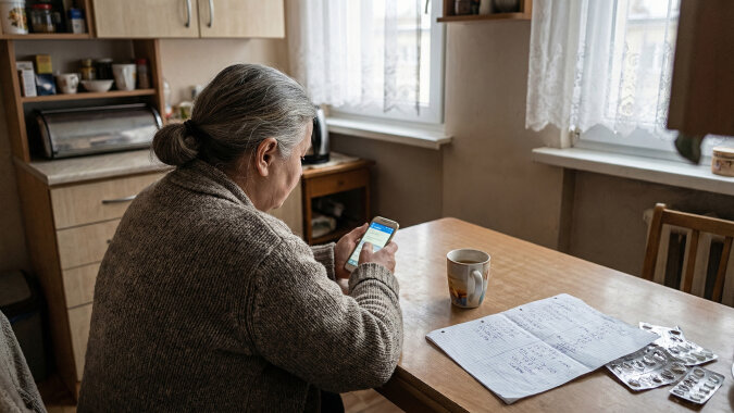 Przez pięć lat dawałam wnuczce kieszonkowe - co miesiąc, regularnie, po 150 złotych. Kiedy powiedziałam synowi, że muszę ograniczyć, bo mam wyższe opłaty za leki, wnuczka napisała mi SMS-a. Cztery słowa, po których nie spałam całą noc.