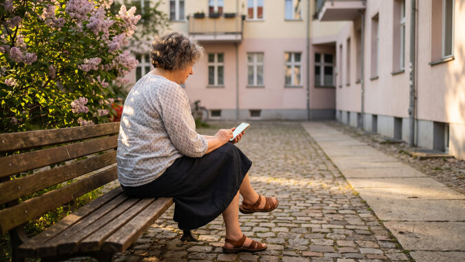Mieszkam sama od śmierci męża. Syn odwiedził mnie w tym roku cztery razy: po opony zimowe, po opony letnie, po rower dla wnuka i po namiot. Za każdym razem przepraszał, że na krótko, bo korki