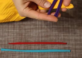 Byłam zbyt leniwa, by przyszywać wieszak-pętelkę do ręcznik. Wpadłam na pomysł – z taśmy bawełnianej