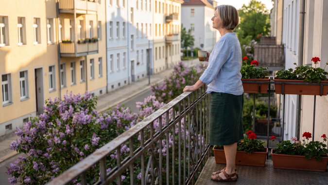 Sąsiadka z dawnego osiedla zaczepiła mnie w Rossmannie i pogratulowała wnuczki - widuje męża we wtorki, jak odbiera małą z przedszkola przy Polnej, "cały dziadek". Nasze wnuki mieszkają w Gdyni, najmłodszy zdaje w tym roku maturę
